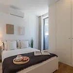 Sleek & Modern Flat W/ Private Garage By Hostwise *