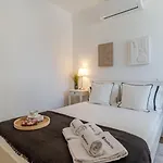 Sleek & Modern Flat W/ Private Garage By Hostwise