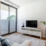 Sleek & Modern Flat W/ Private Garage By Hostwise Apartamento