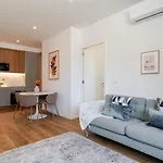 Apartment Sleek & Modern Flat W/ Private Garage By Hostwise Leça da Palmeira