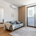 Sleek & Modern Flat W/ Private Garage By Hostwise Apartamento