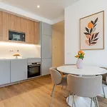 Sleek & Modern Flat W/ Private Garage By Hostwise Apartamento *