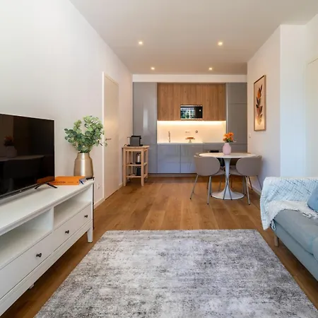 Sleek & Modern Flat W/ Private Garage By Hostwise *