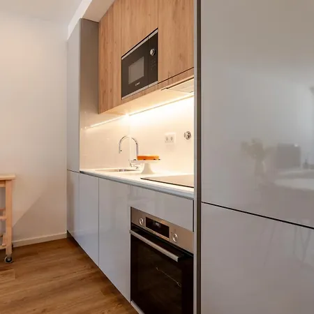 Sleek & Modern Flat W/ Private Garage By Hostwise *