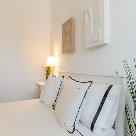 Sleek & Modern Flat W/ Private Garage By Hostwise