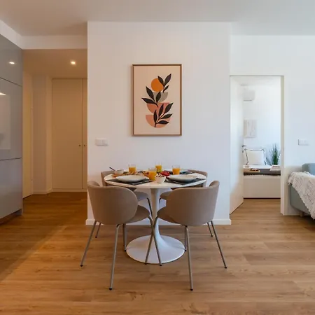 Apartment Sleek & Modern Flat W/ Private Garage By Hostwise