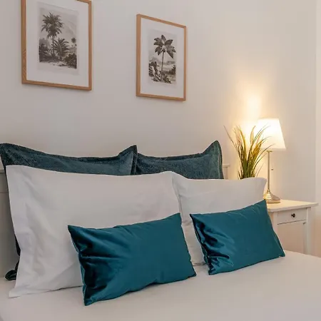 Apartment Sleek & Modern Flat W/ Private Garage By Hostwise *