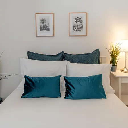 Apartment Sleek & Modern Flat W/ Private Garage By Hostwise *