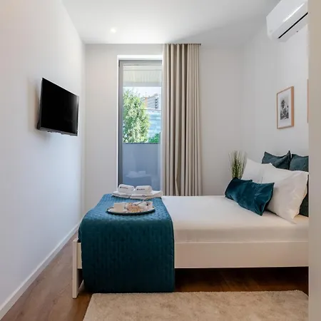 Apartment Sleek & Modern Flat W/ Private Garage By Hostwise