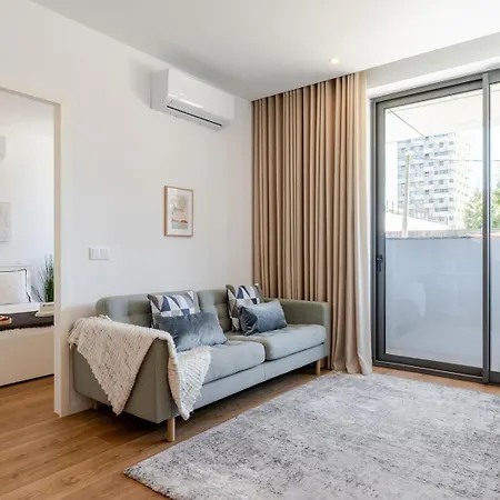 Sleek & Modern Flat W/ Private Garage By Hostwise Apartament