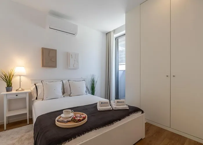 Sleek & Modern Flat W/ Private Garage By Hostwise *