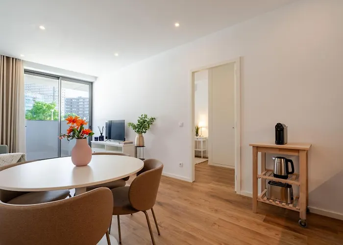 아파트 Sleek & Modern Flat W/ Private Garage By Hostwise