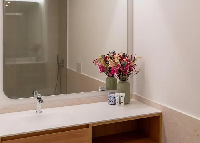 Sleek & Modern Flat W/ Private Garage By Hostwise * 레카다팔메이라