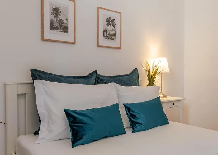 Apartment Sleek & Modern Flat W/ Private Garage By Hostwise *