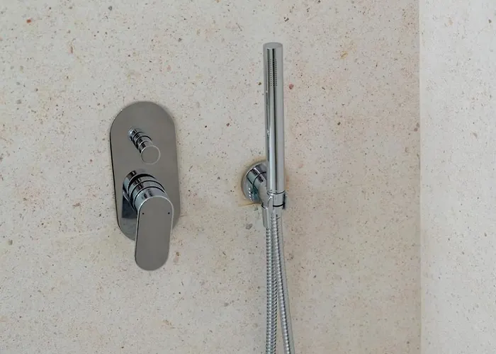 Sleek & Modern Flat W/ Private Garage By Hostwise 아파트