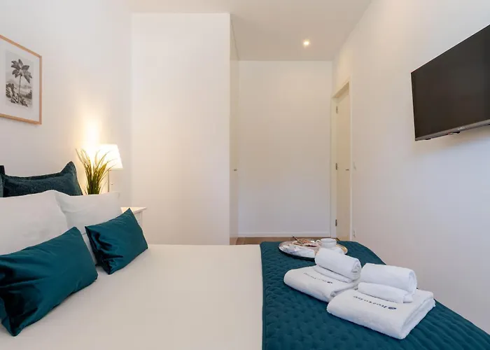 Sleek & Modern Flat W/ Private Garage By Hostwise *