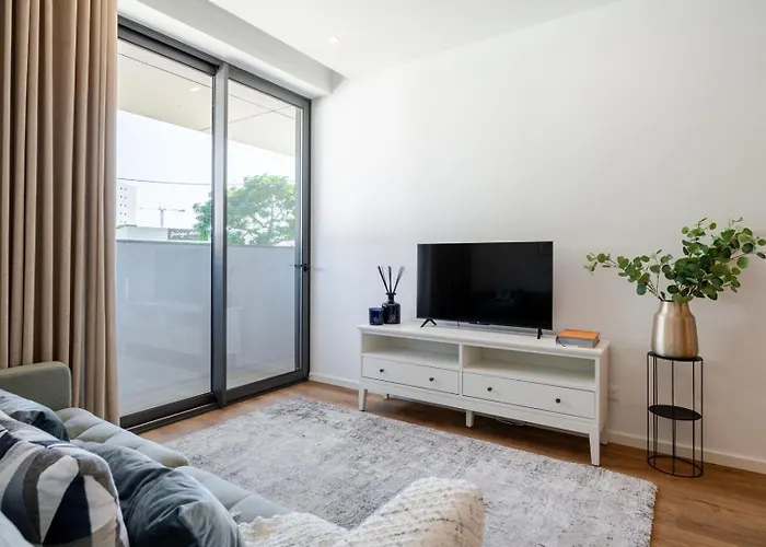 Sleek & Modern Flat W/ Private Garage By Hostwise Apartment