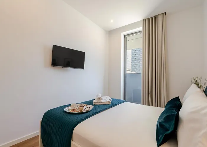 Apartment Sleek & Modern Flat W/ Private Garage By Hostwise *